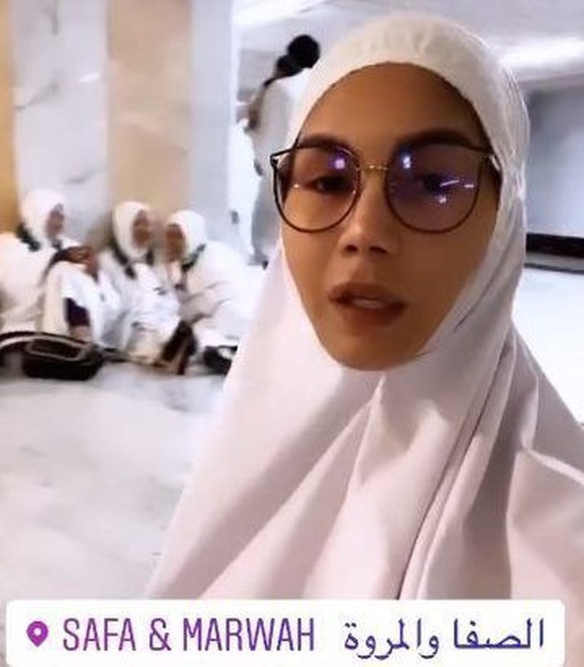Unggahan di media sosial memperlihatkan dia memakai khimar saat umrah. Ada pula foto ketika selebgram dengan 1,6 juta follower ini berhijab putih. Foto: Instagram