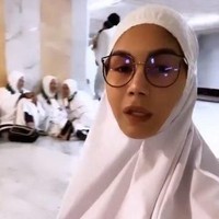 Unggahan di media sosial memperlihatkan dia memakai khimar saat umrah. Ada pula foto ketika selebgram dengan 1,6 juta follower ini berhijab putih. Foto: Instagram