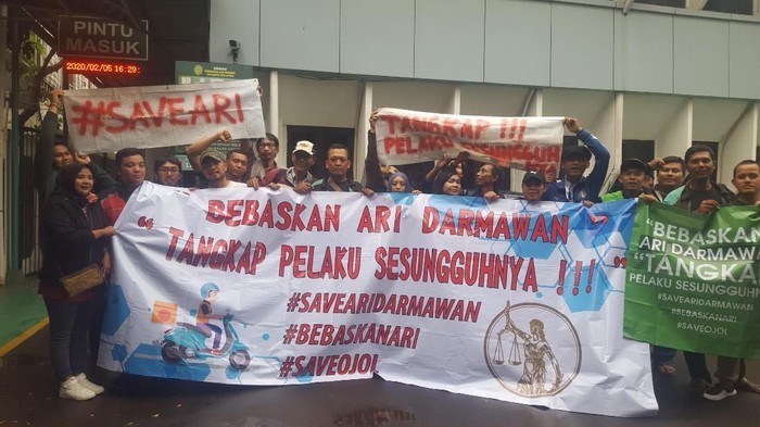 Demo dukung Ari Darmawan