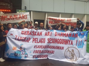 Keluarga Sopir Taksi Online Ari: Nggak Ada Surat, Tiba-tiba Diciduk
