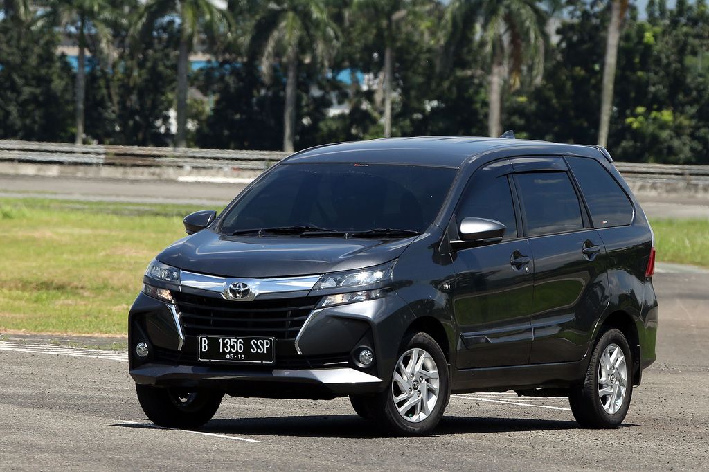 Harga mobil LCGC atau mobil murah bakal naik karena kena pajak 3%. Meski tak signifikan harga mobil LCGC akan semakin nyerempet dengan Low MPV.