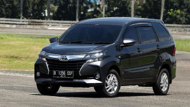 Harga mobil LCGC atau mobil murah bakal naik karena kena pajak 3%. Meski tak signifikan harga mobil LCGC akan semakin nyerempet dengan Low MPV.