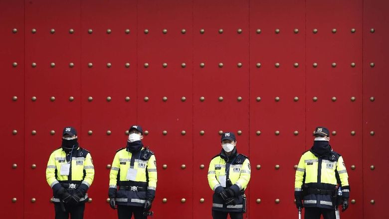 Gegara Corona, Warga Korsel Tolak Turis China Police officers stand guard as protesters stage a rally calling for a ban on Chinese people entering South Korea in front of the Chinese embassy in Seoul, South Korea, Tuesday, Feb. 4, 2020. The death toll in mainland China from the new type of virus has risen to 425, with the total number of cases now standing at 20,438, officials said Tuesday. (AP Photo/Ahn Young-joon)