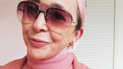 Ini Gaya Nenek Berhijab Usia 67 Tahun yang Tampil Nyentrik
