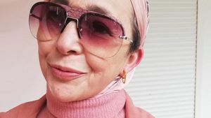 Ini Gaya Nenek Berhijab Usia 67 Tahun yang Tampil Nyentrik