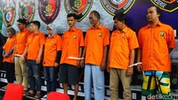 Pantauan detikcom di Polda Metro Jaya, Rabu (5/2/2020) sekitar pukul 11.00 WIB, polisi memamerkan 8 tersangka. Dari 8 tersangka itu, ada 2 wanita dan pria tua.