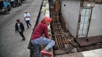 Menurut keterangan warga, Kampung Tembok yang berada di kawasan Penjaringan, Jakarta Utara, ini berdiri saat beberapa pendatang membangun permukiman di atas rawa yang berbatasan langsung dengan budidaya mangrove atau pohon bakau.