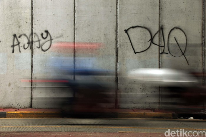 Meski dilarang, coretan liar atau vandalisme makin marak di underpass Tanah Abang, Jakarta. Begini coretannya.