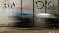 Tampak coretan liar atau vandalisme mejeng di underpass Tanah Abang, Jakarta, Rabu (05/02/2020).
