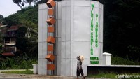 Netizen mengkririk karena gapura tersebut tidak memiliki karya seni yang mencerminkan khas Sumedang.