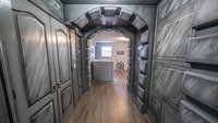 Elemen-elemen yang dibentuk dalam penginapan mengubah lorong menjadi interior kapal yang legendaris dalam film Star Wars. (Loma Homes)