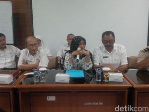 WN China yang Diisolasi di RSD Gunung Jati Cirebon Lagi Belajar Tari Topeng