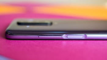 Bagian samping kanan terdapat sensor sidik jari. Foto: Android Central