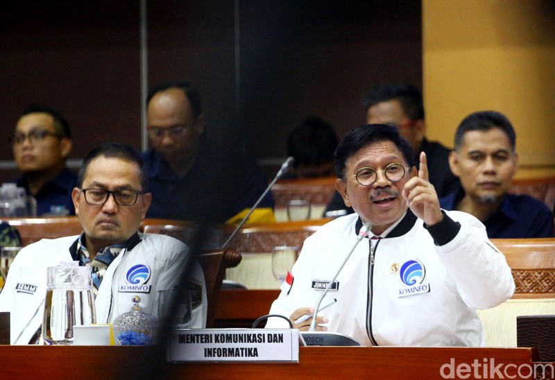 Menkominfo Johnny G Plate mengkoreksi program 'Merdeka Sinyal 2020'. Ia menghapus angka '2020' dari program yang telah dicanangkan di era Menkominfo Rudiantara.