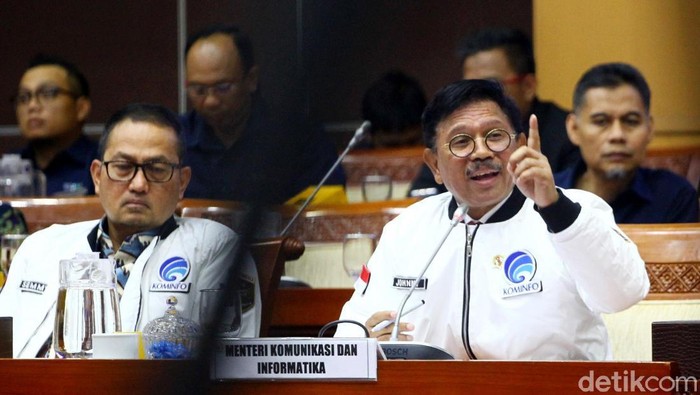 Menkominfo Johnny G Plate Rapat Bareng Komisi I DPR Menkominfo Johnny G Plate mengkoreksi program Merdeka Sinyal 2020. Ia menghapus angka 2020 dari program yang telah dicanangkan di era Menkominfo Rudiantara.