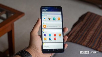 Ponsel ini menjalankan MIUI yang didesain khusus untuk Xiaomi. Foto: Android Authority