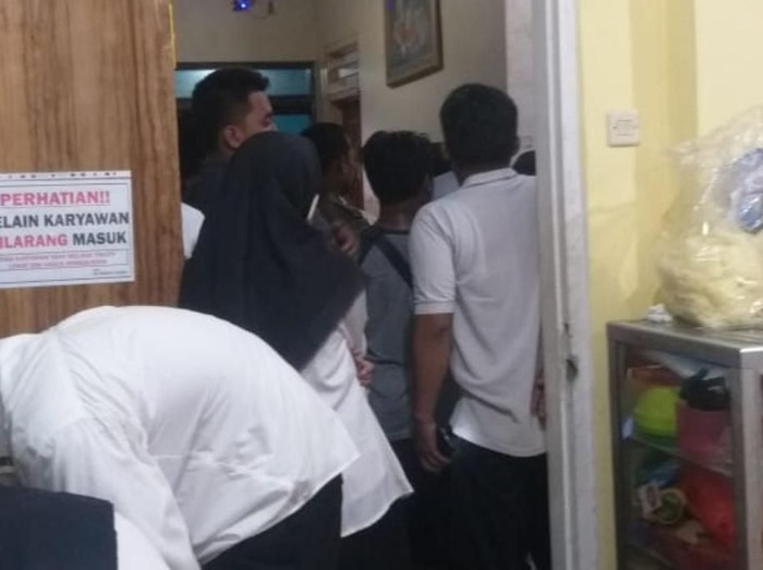 Dinkes Jatim mendatangi lokasi pengobatan Ningsih Tinampi di Desa Karangjati, Kecamatan Pandaan, Kabupaten Pasuruan. Petugas memantau langsung proses pengobatan yang dilakukan.