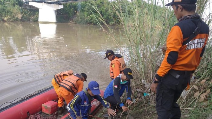 Petugas cari bocah yang tenggelam di Sungai Cimanuk Indramayu