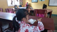 Para pedagang, walau sempat resah, berpikir lebih objektif. Alasan mereka tetap berjualan adalah kedatangan WNI dari Wuhan dalam keadaan sehat. Selain itu, lokasi observasi berada di kawasan Lanud Raden Sadjad. Warga yang berbelanja di lokasi tersebut juga mengaku tidak terlalu khawatir atas kedatangan WNI dari China.