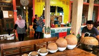 Indonesia juga pernah disambangi Mike untuk kulineran. Ia sempat mampir ke salah satu tempat makan bakso raksasa di Yogyakarta, dan mencoba beragam jenis bakso yang disajikan di sana. Foto: Instagram @mikexingchen