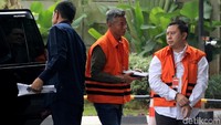 Selain Wahyu, tampak pula Saeful, salah satu tersangka lain dalam kasus suap pergantian antarwaktu (PAW) anggota DPR, yang juga akan menjalani pemeriksaan di KPK.