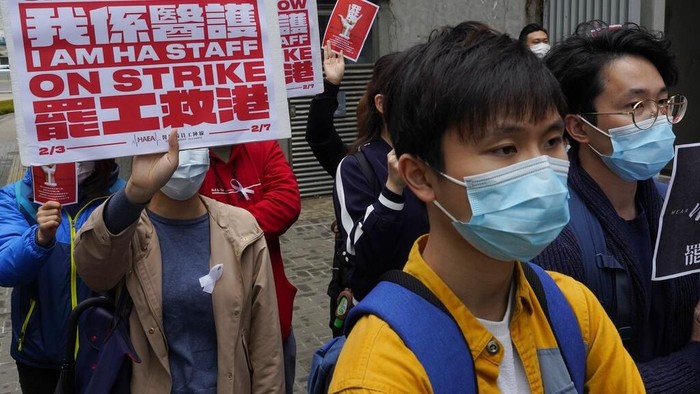 Staf medis di Hong Kong gelar aksi demo terkait wabah virus corona. Mereka minta perbatasan china ditutup sementara guna cegah penyebaran virus yang makin luas.