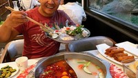 Lewat kanal YouTube Strictly Dumpling, Mike menghadirkan banyak konten makanan menarik. Mulai dari makan seafood, hingga menyantap makanan porsi jumbo yang bikin laper. Foto: Instagram @mikexingchen