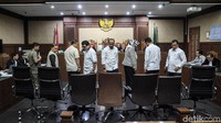 Tujuh orang saksi yang hadir dalam sidang lanjutan tersebut adalah mantan Kepala Dinas PTSP Kepri, Azman Taufik, Kepala Dinas Pemberdayaan Masyarakat Desa Kependudukan dan Catatan SIpil (PMD Dukcapil) Kepri Sardison, Kepala Dinas Kesehatan Kepri Tjetjep, Kepala Dinas Pemuda dan Olahraga Kepri, Mayfrizon, dan 3 PNS Kepri Ani Lindawati, Aris Suparyadi serta Misbardi.
