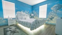 Kamar bertema Cloud City ini memiliki ranjang empuk di desain tampak mengambang dengan cahaya putih yang indah. (Loma Homes)