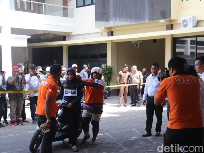 Polisi Banyuwangi menggelar rekonstruksi kasus pembunuhan Rosidah (17). Tersangka Ali Heri Sanjaya (27) mengaku tidak punya rencana membakar mayat Rosidah setelah membunuhnya.