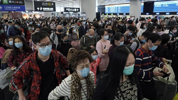 Para penumpang memakai masker wajah saat bepergian di tengah wabah virus corona di Hong Kong FILE - In this Thursday, Jan. 23, 2020 file photo, Passengers wear protective face masks at the departure hall of the high speed train station in Hong Kong. Fear about the effects of a new virus found in China is spreading faster through financial markets around the world than the sickness itself. U.S. stocks fell to their biggest weekly loss since early October on worries that the new coronavirus could ultimately hurt travel and global economic growth. (AP Photo/Kin Cheung, File)
