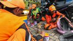 Petugas PPSU Sulap Ban Bekas Jadi Pot Cantik