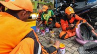 Usai membersihkan wilayahnya, mereka mengisi waktu dengan membuat hiasan pot bunga unik ini.