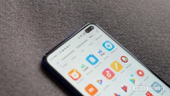 Ada dua kamera depan yang ditempatkan di sisi kanan atas layar menggunakan desain punch-hole berbentuk pil. Dua kamera depan ini terdiri dari kamera utama 20MP dan depth sensor 2MP. Foto: Android Authority