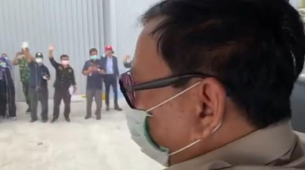 Momen Menhan Prabowo Sapa WNI Asal Wuhan di Natuna dari Bus