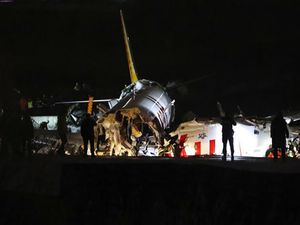 Tergelincir, Pesawat Pegasus Airlines Terbelah Tiga