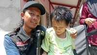 Setelah rambutnya dipotong, Sukiyah tampak segar berambut cepak.