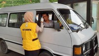 Kantor Kesehatan Pelabuhan (KKP) Entikong meningkatkan pengawasan dan pemeriksaan terhadap pelintas batas yang masuk dari Malaysia guna mengantisipasi penyebaran virus Corona. Antara Foto/Agus Alfian.