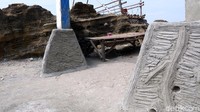 Pembangunan dilakukan tanpa merusak tekstur karang yang ada di lokasi tersebut. Selain itu gapura juga dibangun untuk menjadikan batas air pasang di lokasi.