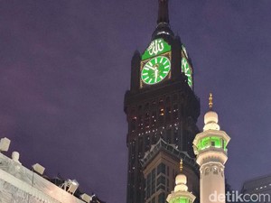 Saat Menara Jam Mekah Sambut Bulan Rajab