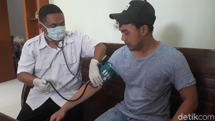 Mahasiswa asal Brebes, Jawa Tengah, Muhammad Isy Azka (22), menjalani rangkaian observasi setelah pulang dari China, Rabu (5/2/2020).