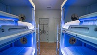  Di ruangan lainnya, ada kamar dengan tempat tidur susun yang menyerupai tempat tidur kapal. Tempat tidurnya dilengkapi dengan lampu futuristik khusus. (Loma House)