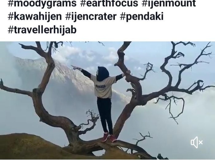 Aksi berbahaya yang dilakukan seorang wisatawan di Kawah Ijen tengah viral di media sosial. Tidak hanya di Instagram, tapi juga di Facebook hingga menuai komentar pedas dari netizens.