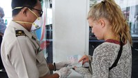 Petugas memeriksa dokumen perjalanan turis asing dari Malaysia di terminal kedatangan Pelabuhan Internasional PT Pelindo I Dumai di Dumai, Riau, Selasa (4/2/2020). Otoritas kesehatan Pelabuhan Dumai terus meningkatkan tindakan pencegahan masuknya suspect virus corona ke tanah air lewat pelabuhan tersebut sejak ditemukan sejumlah kasus yang sama di negara tetangga seperti Malaysia, Singapura, Thailand, dan Filipina. Antara Foto/Aswaddy Hamid.