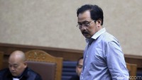 Dalam sidang ini Nurdin Basirun duduk sebagai terdakwa. Nurdin didakwa menerima suap SGD 11 ribu dan Rp 45 juta berkaitan dengan izin prinsip pemanfaatan ruang laut saat menjabat sebagai Gubernur Kepri. Uang itu diduga KPK diterima Nurdin dari pengusaha bernama Kock Meng. Nurdin juga didakwa jaksa KPK menerima gratifikasi. Total penerimaan gratifikasi oleh Nurdin disebut jaksa lebih dari Rp 4,2 miliar.