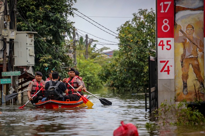 Seorang warga berada di lantai atas rumahnya saat banjir di Periuk Damai, Kota Tangerang, Banten, Rabu (5/2/2020). Sebanyak 1.200 warga di kawasan tersebut mengungsi akibat banjir yang disebabkan jebolnya tanggul anak Kali Angke. ANTARA FOTO/Fauzan/ama.