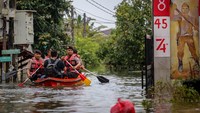 Petugas berkeliling menggunakan perahu untuk mengevakuasi warga korban banjir di Periuk Damai, Kota Tangerang, Banten.