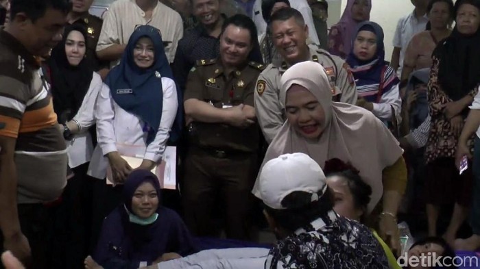 Tim gabungan lintas instansi dari Pemerintah Provinsi Jawa Timur mendatangi lokasi pengobatan Ningsih Tinampi. Di depan belasan petugas, Ningsih pun beraksi.