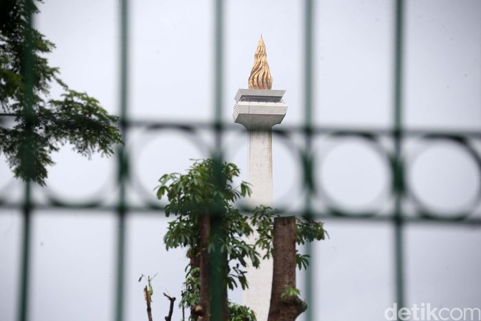 Pemprov DKI Tanam 573 Pohon Pengganti di Kawasan Monas Pohon-pohon di kawasan Monas yang ditebang akibat revitalisasi Plaza Selatan Monas mulai diganti. Rencananya ada 573 pohon yang akan ditanam.
