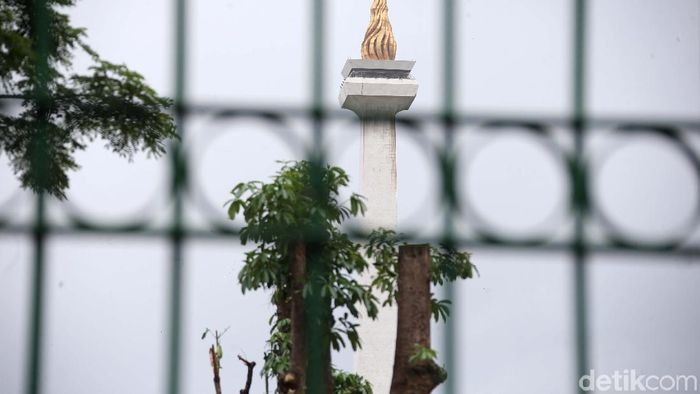 Pemprov DKI Tanam 573 Pohon Pengganti di Kawasan Monas Pohon-pohon di kawasan Monas yang ditebang akibat revitalisasi Plaza Selatan Monas mulai diganti. Rencananya ada 573 pohon yang akan ditanam.